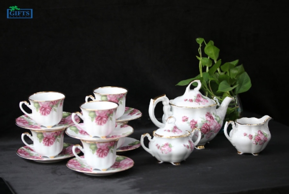 Bộ ấm sứ và lịch sử hình thành văn hóa trà chiều Anh Quốc